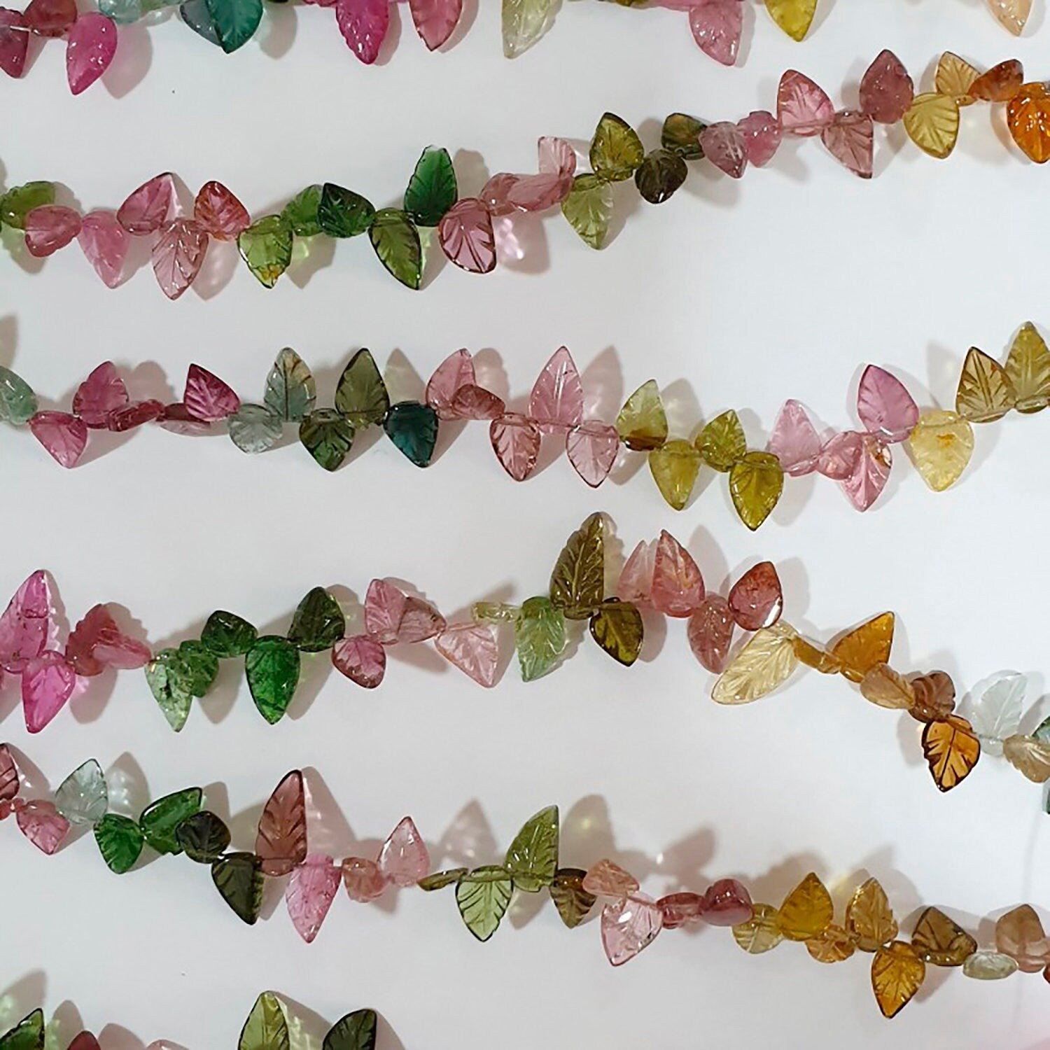 Perles de tourmaline St sculptées en forme de feuille de 9 pouces, 8 x 6 mm. - Fil de 23 cm.