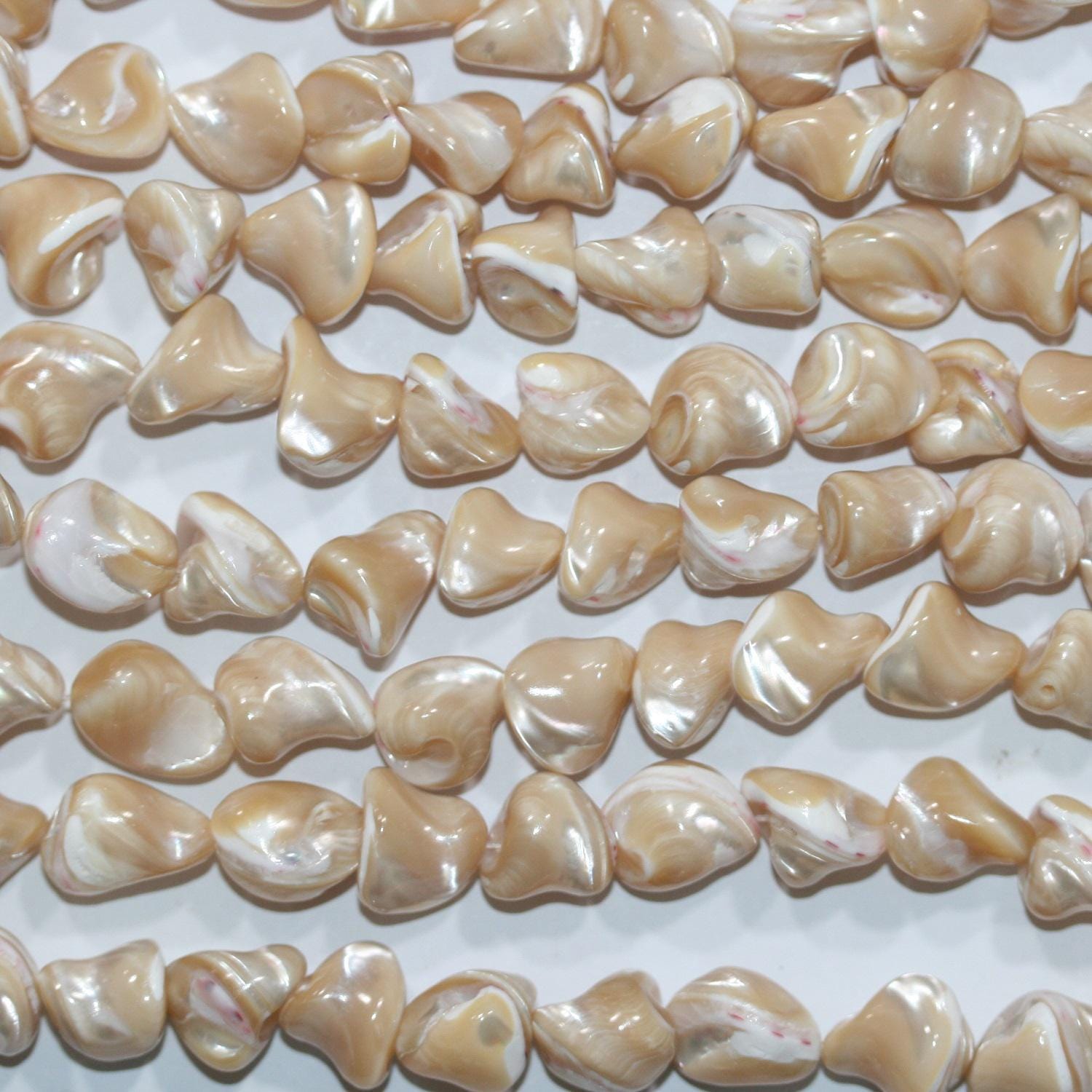 Cuentas Nugget Lisas MOP Marrón Claro de 17", 15 x 11 mm - Hilo de 41 cm - Artículo 14766