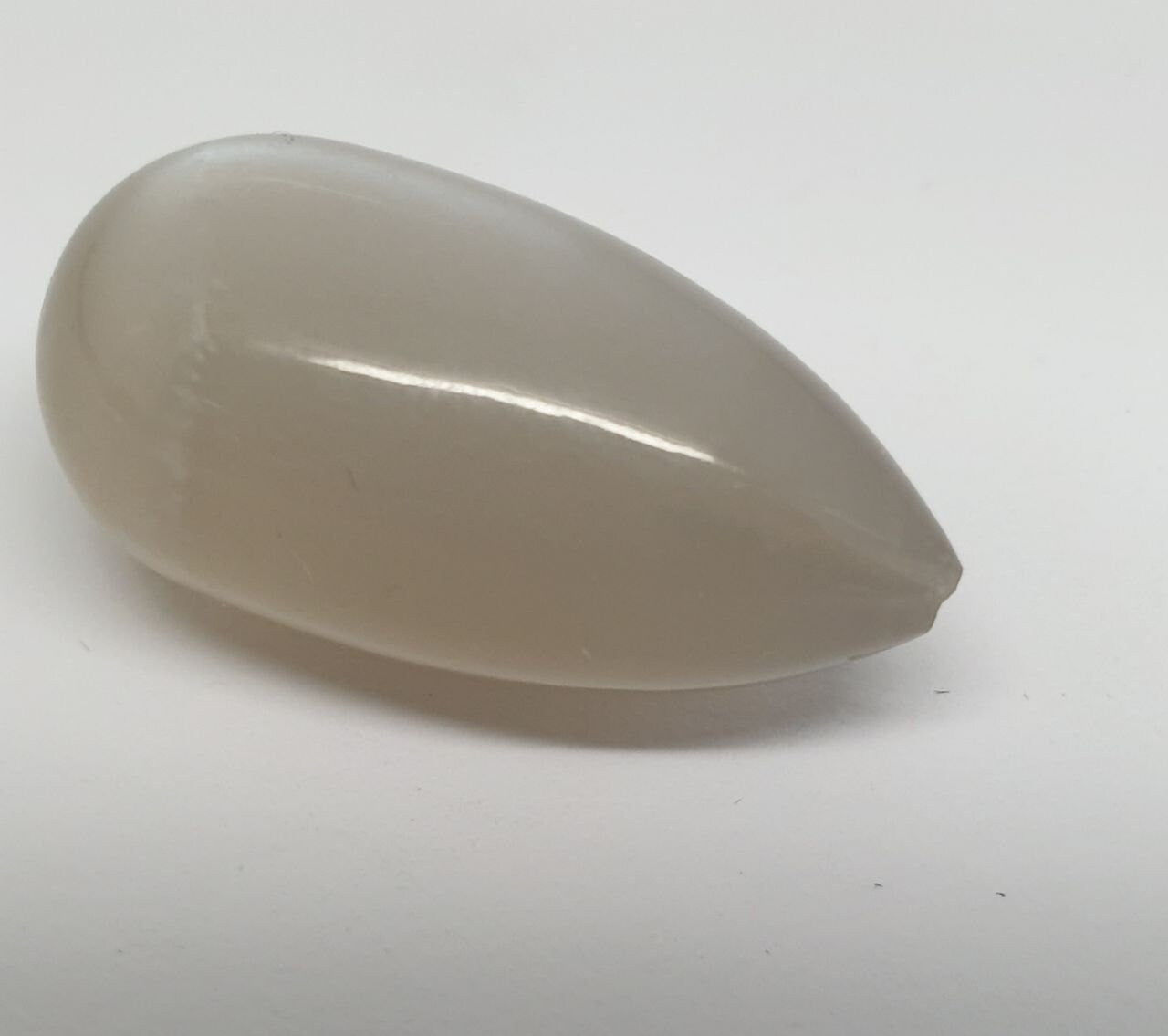 Gota de piedra lunar gris perforada a la mitad, 23 x 11,6 mm (22,08 ct).