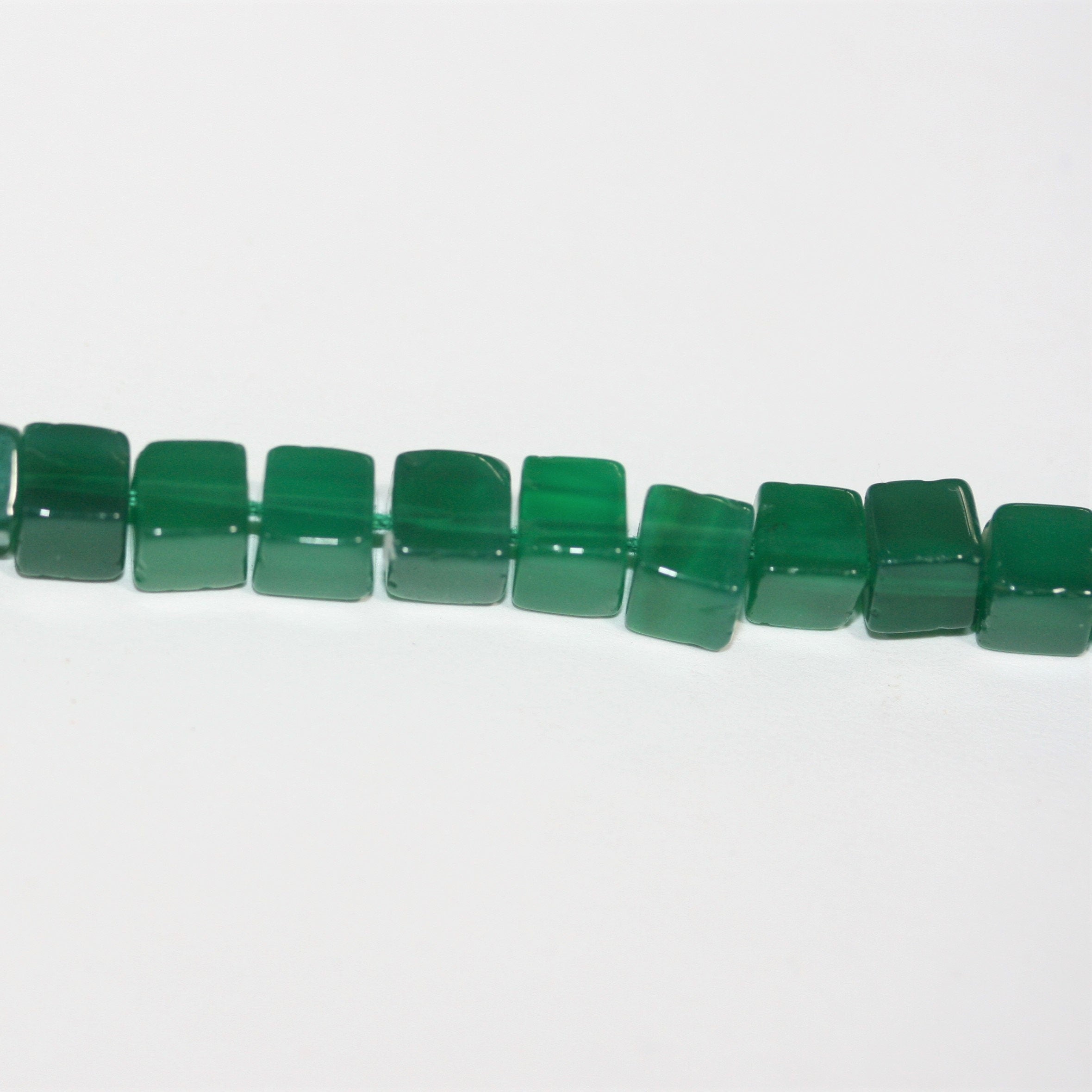 Cuentas de cubo liso de ónix verde St. de 16" de 5 mm - Hilo de 42 cm.