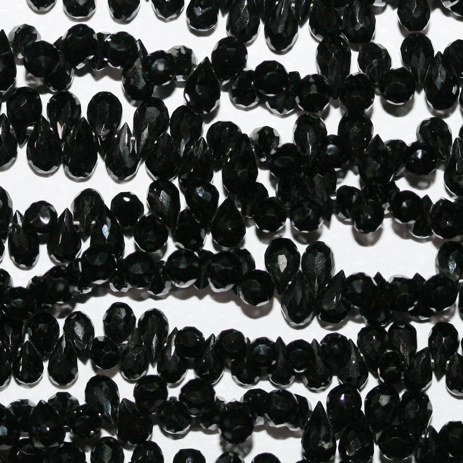 Perles en forme de goutte à facettes en spinelle St de 8 pouces, 6 x 3 mm. - Fil de 20 cm.