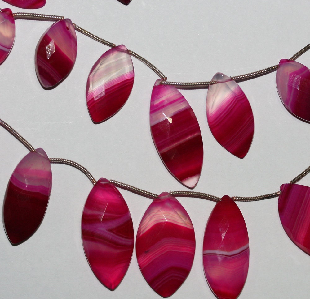 Cuentas de calcedonia fucsia de 18 cm, facetadas y graduadas, de 21 x 10 a 34 x 20 mm. Tira de aprox. 18 cm.