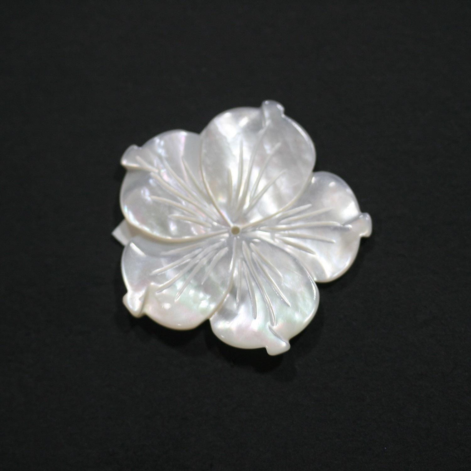 Pendentif fleur sculptée en nacre 30 mm - Réf. 14836