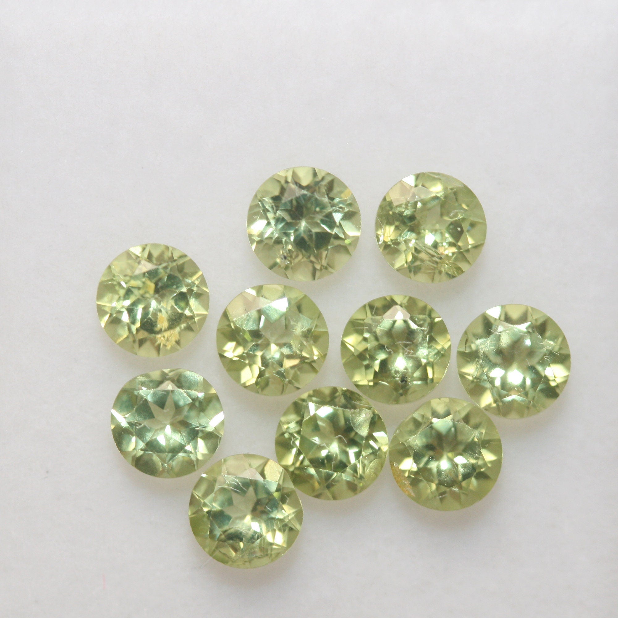 Lot de 10 péridots ronds à facettes de 4 mm, vert olive.