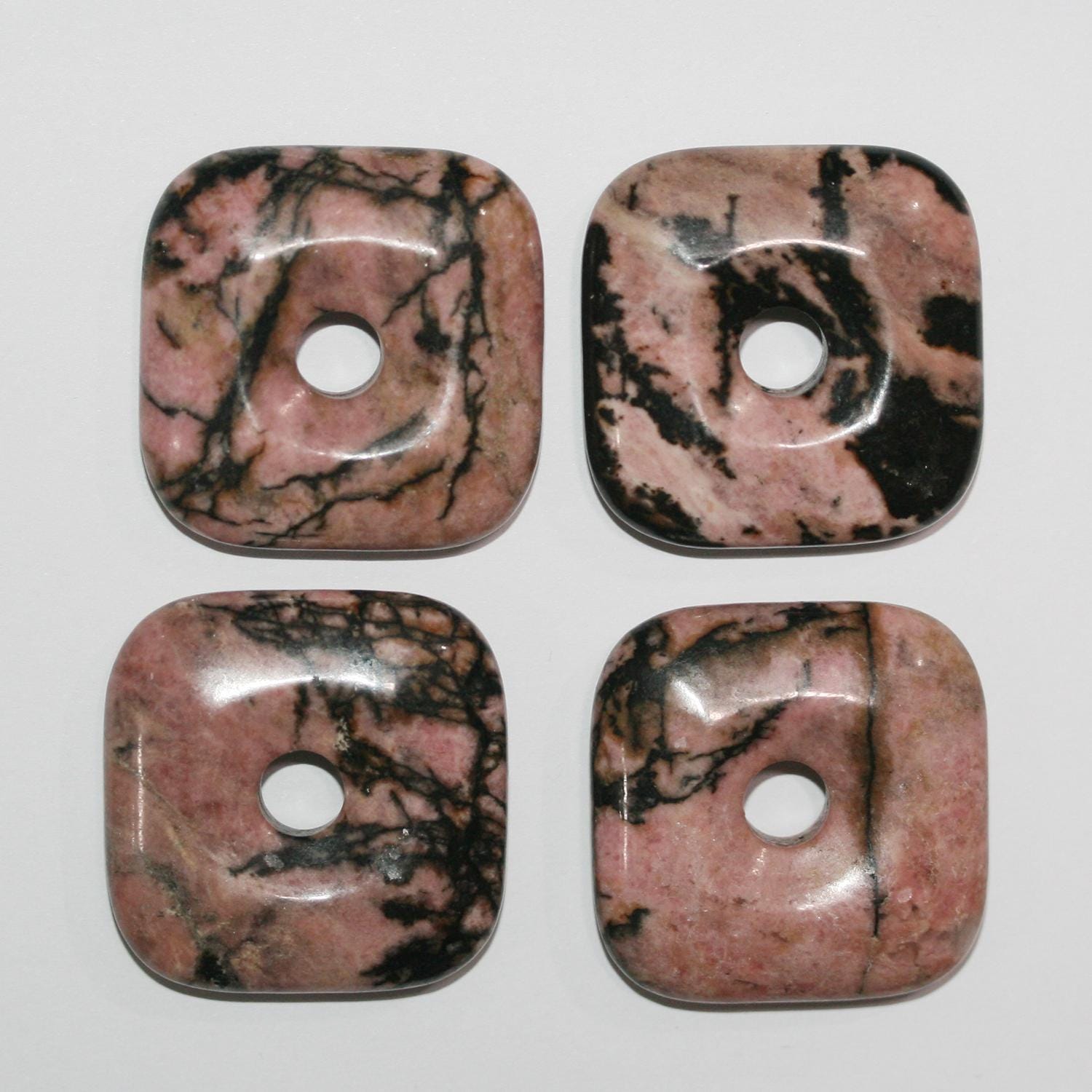 Pendentif carré lisse en rodonite 30 mm (1 pièce)