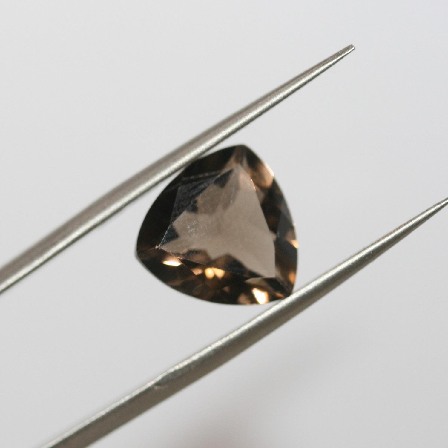 Lot de 4 pierres de quartz fumé facettées en forme de trillion de 12 mm.