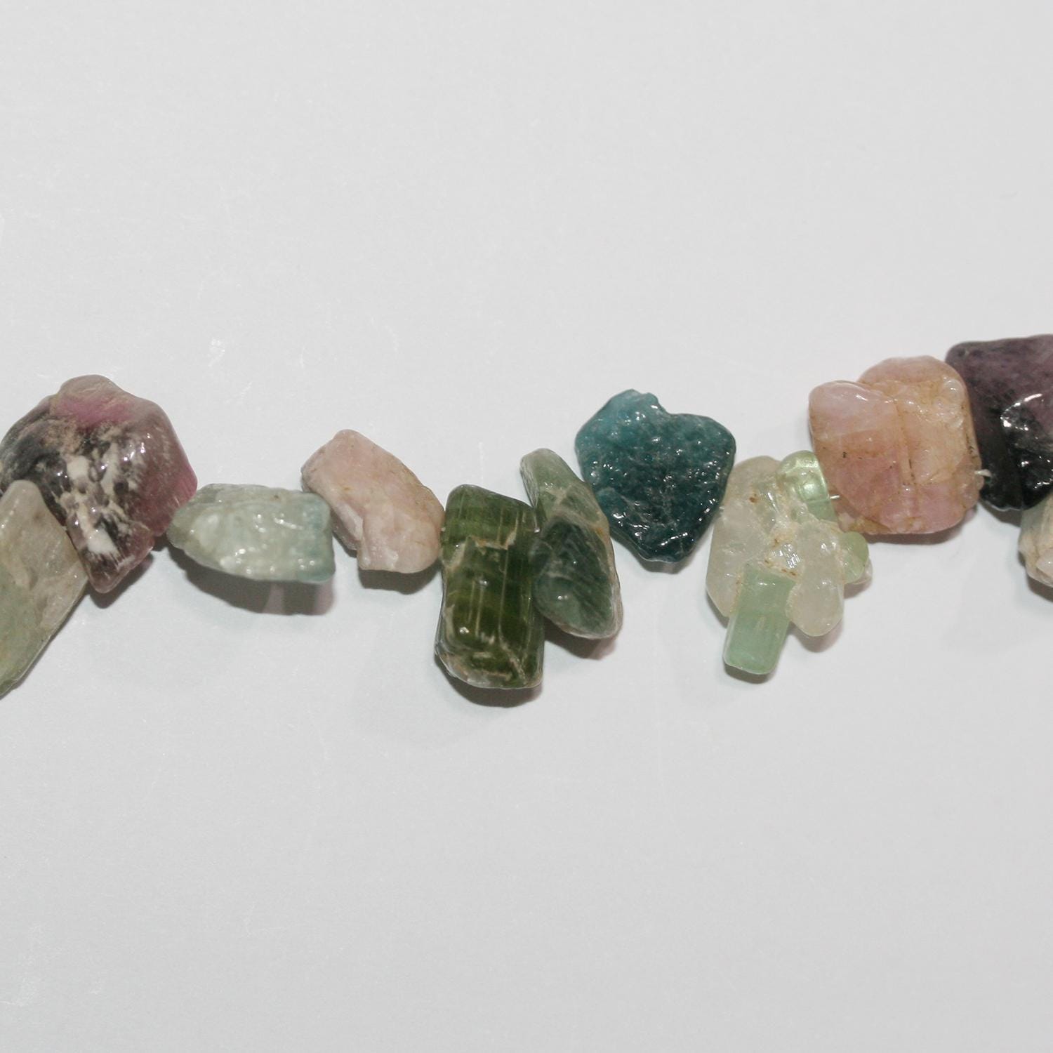 Perles de tourmaline St non polies en pépites de 8 pouces, 12-24 mm environ - Fil de 20 cm.