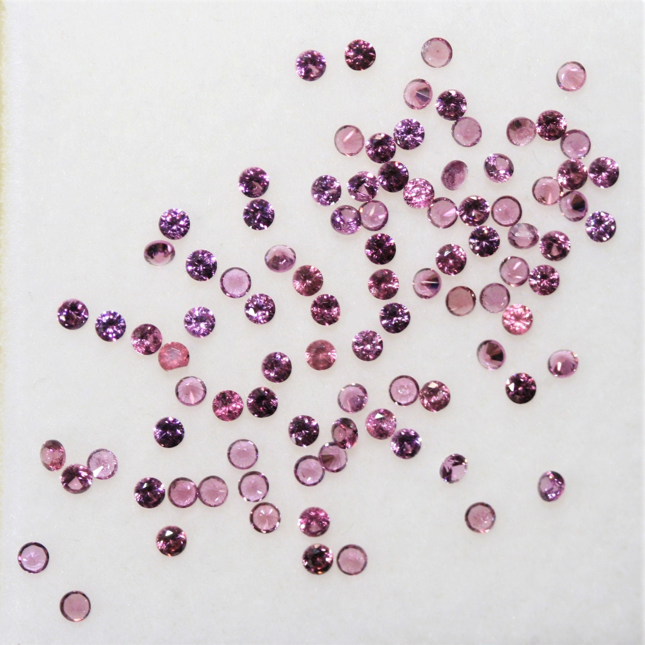 Lot de grenats rhodolites ronds à facettes de 1,5 mm - 2 carats