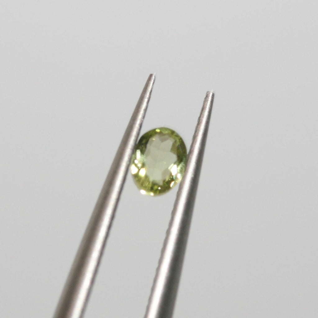 Lot de péridots ovales à facettes 4x3mm (5CT)