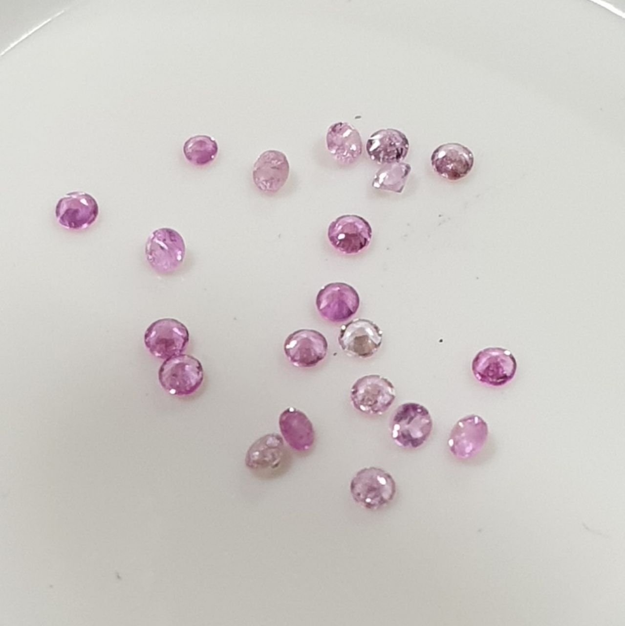Lote de 20 zafiros rosas calibrados de corte brillante redondo de 1,2 mm. Zafiro rosa de 1,2 mm. Lote de 20 piezas. Genuino. Lote al por mayor. Tamaño pequeño.