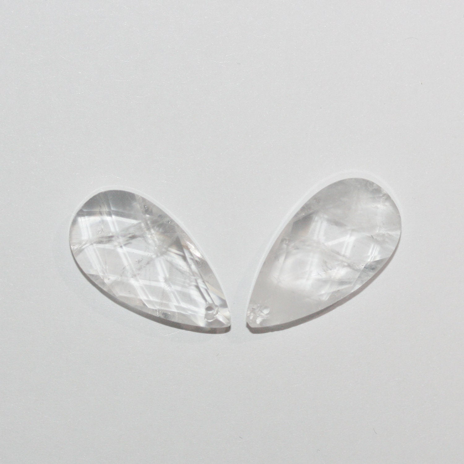 Pendentif goutte à facettes en quartz cristal de roche 25x13mm.( 1 paire )