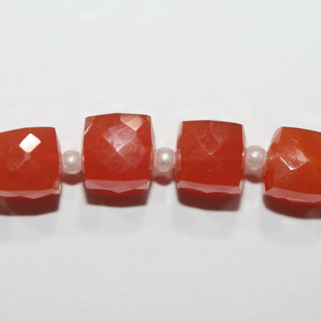 Cuentas cúbicas facetadas de cornalina de 8" (6-7 mm). Aprox. - Hilo de 20 cm. - Artículo 8526