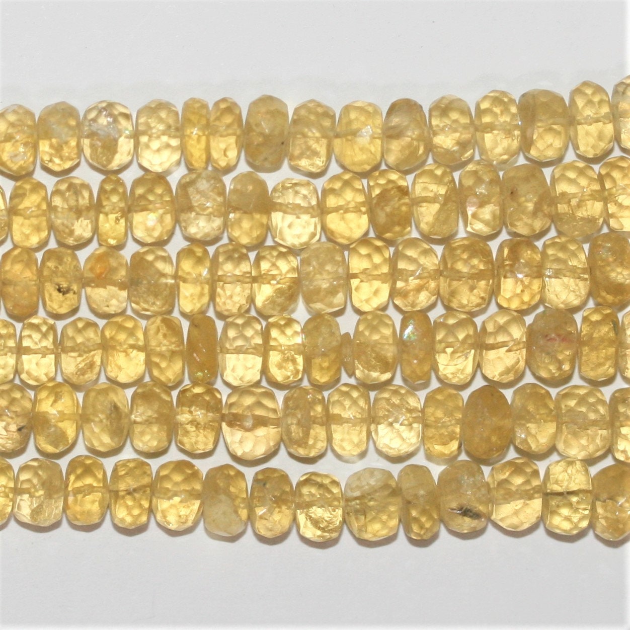 Perles rondelles graduées à facettes en béryl jaune 5x3-10x7mm. Longueur approximative du fil : 40 cm.