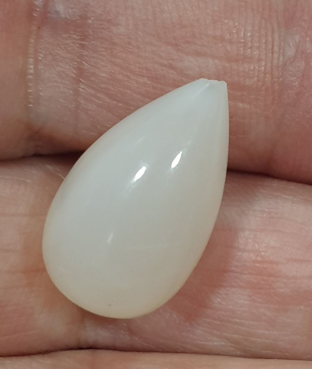 Gota de piedra lunar blanca y gris perforada a la mitad, 19,8 x 11,7 mm (17,21 ct).