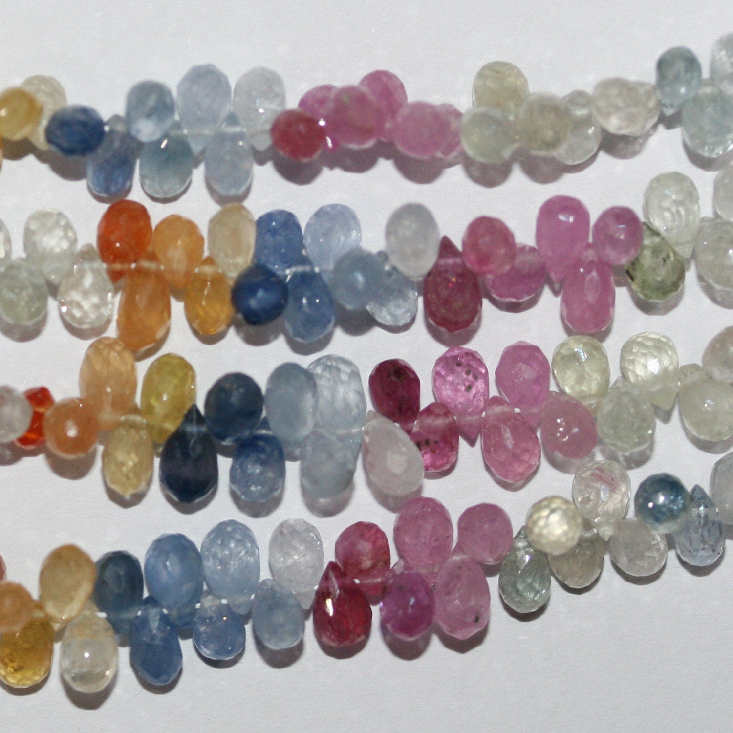 Perles en forme de goutte à facettes en saphir multicolore de 8 pouces, 5 x 3 mm. - Fil de 20 cm.