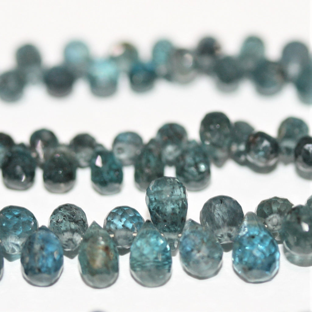 Perles en kyanite St de 8 pouces, à facettes graduées, 8 x 5 à 5 x 2,5 mm. Longueur approximative du fil : 20 cm.