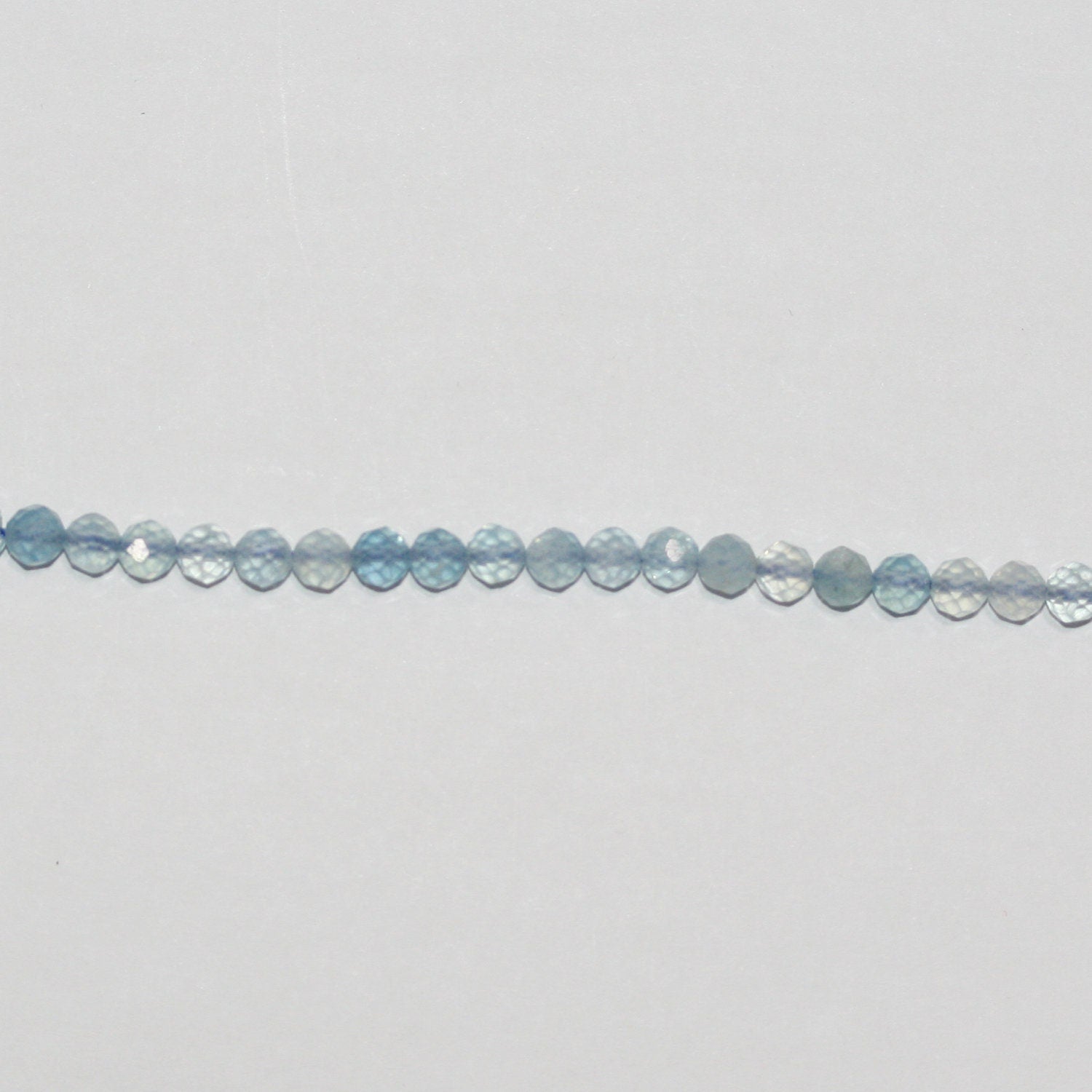 15" Perles rondes à facettes en aigue-marine 4 mm.-Rig 39 cm.