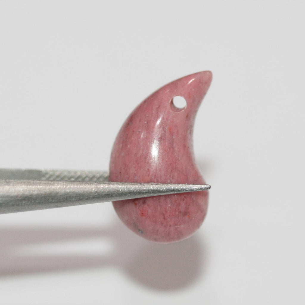 Pendentif en rhodonite lisse en forme de défense 20x10mm.( 1 paire )