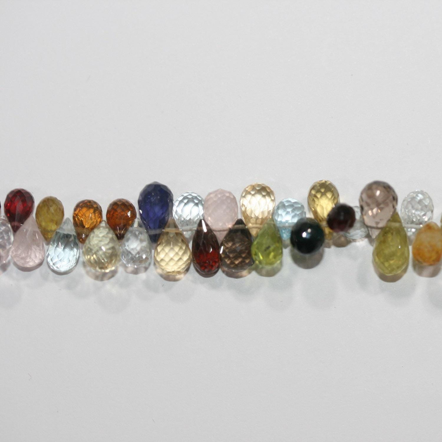 Perles pendantes à facettes en pierre multiple de 8 pouces (environ 8 x 5 mm). Longueur du fil : 20 cm. Réf. 11035