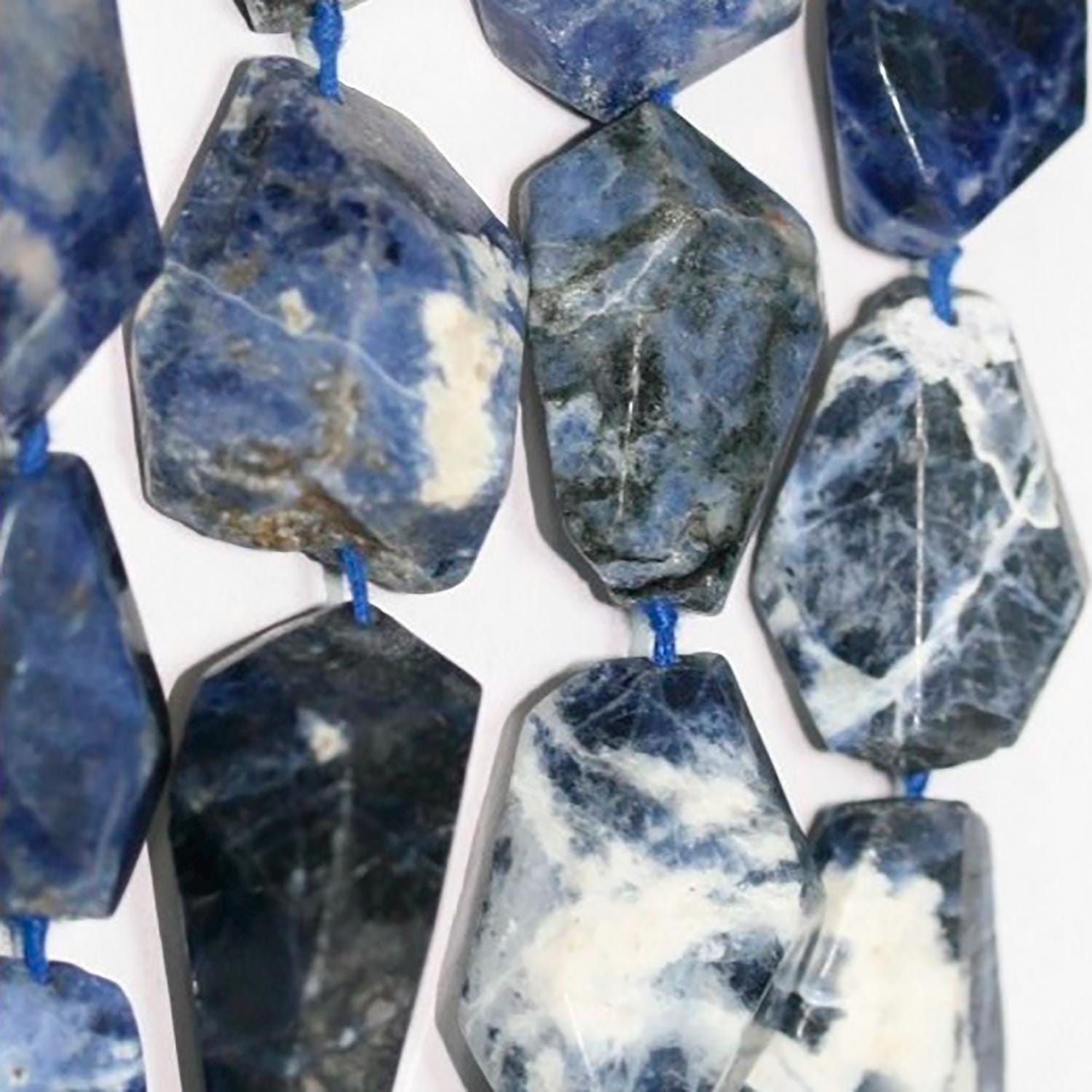 Cuentas de pepita de sodalita facetadas de 16" (32 x 20 mm, aprox.), tira de 40 cm