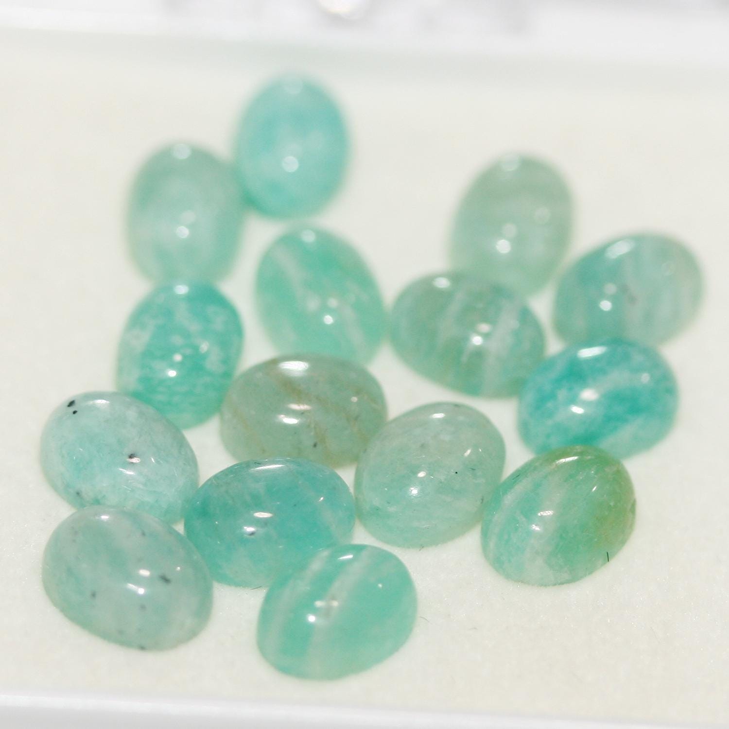 Lot de 15 cabochons ovales lisses en amazonite de 7 x 5 mm.