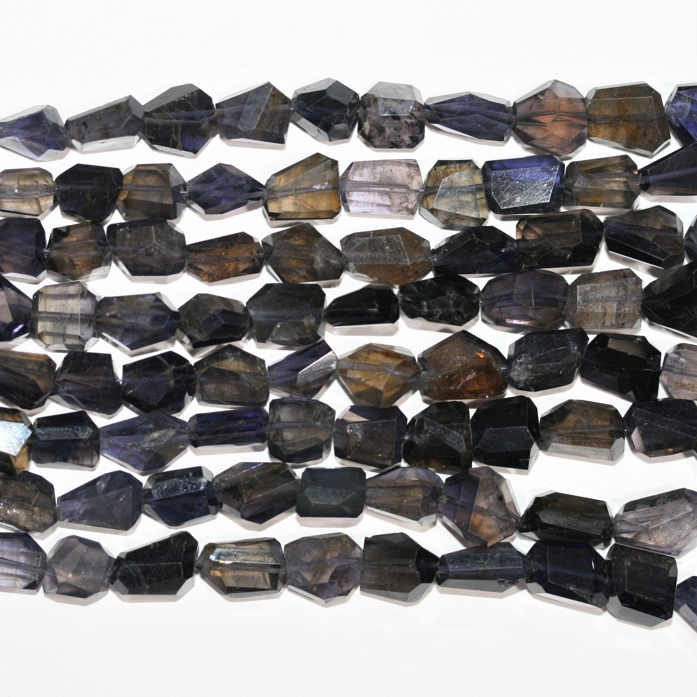 Cuentas de pepitas facetadas graduadas de St Iolite de 19", de 9 a 16 mm. Aprox. - Hilo de 48 cm.