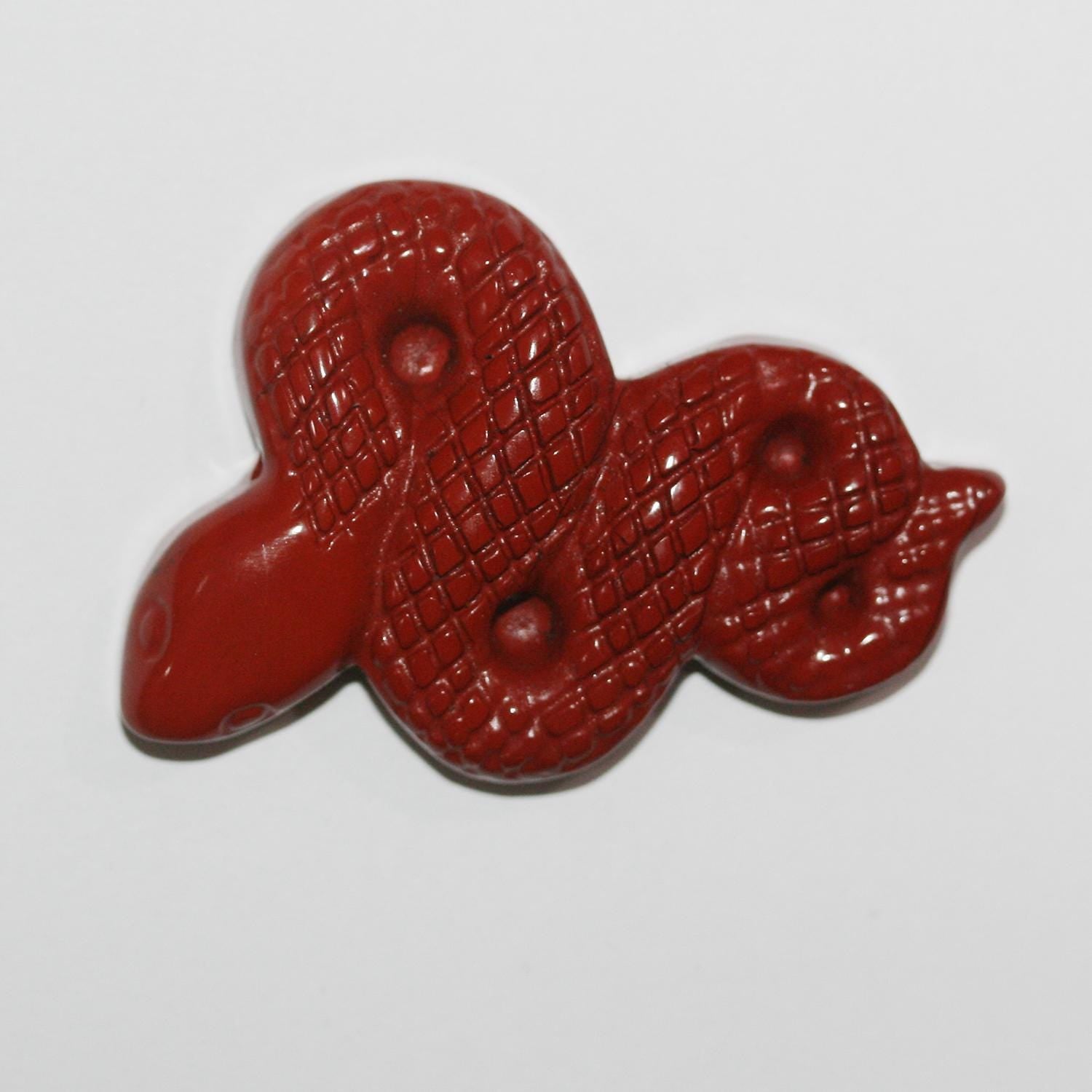 Colgante de serpiente tallada en jaspe rojo de 50 x 34 mm