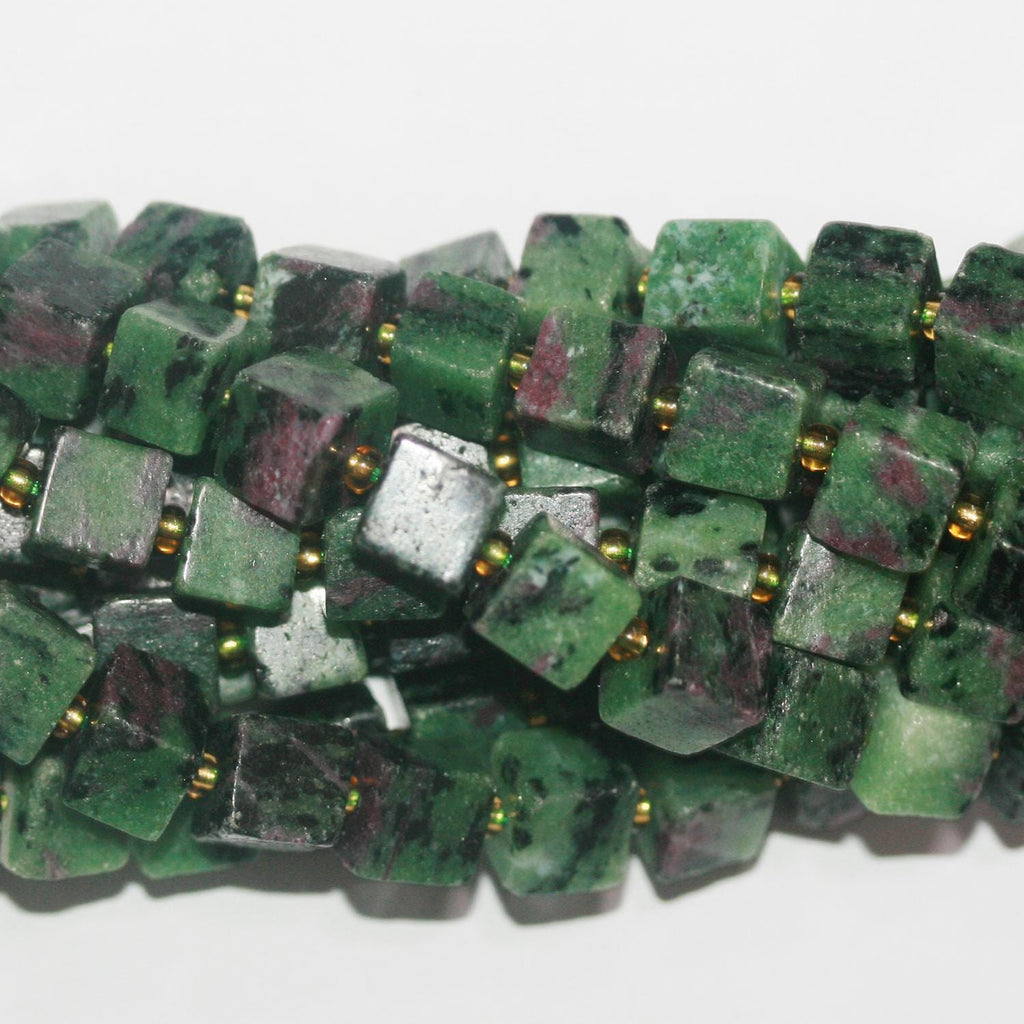 Perles cubiques lisses en zoïsite rubis St de 15 pouces, 8-9 mm environ - Fil de 39 cm.