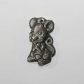 Pendentif en obsidienne sculptée en forme de petite souris 33x21mm.
