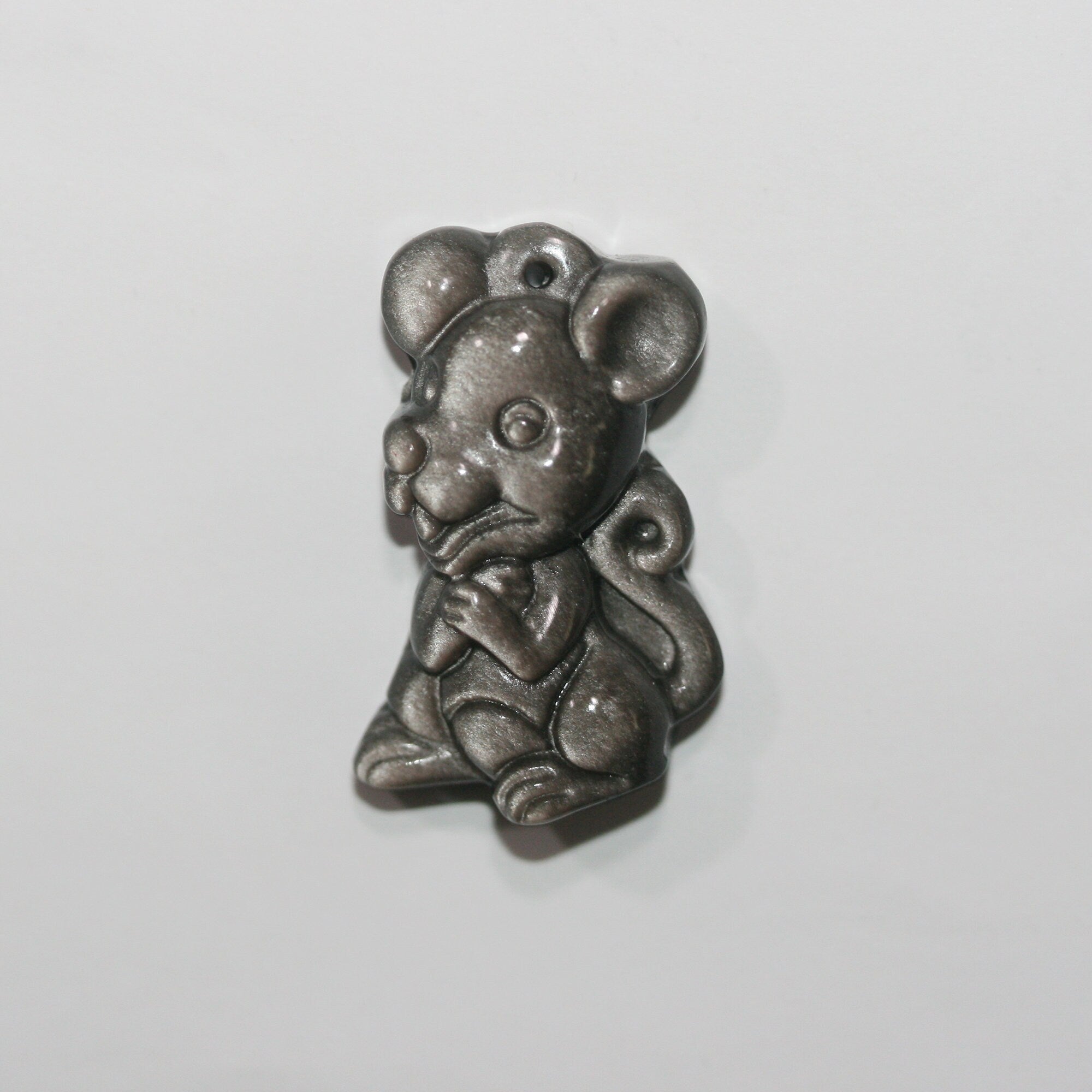 Pendentif en obsidienne sculptée en forme de petite souris 33x21mm.