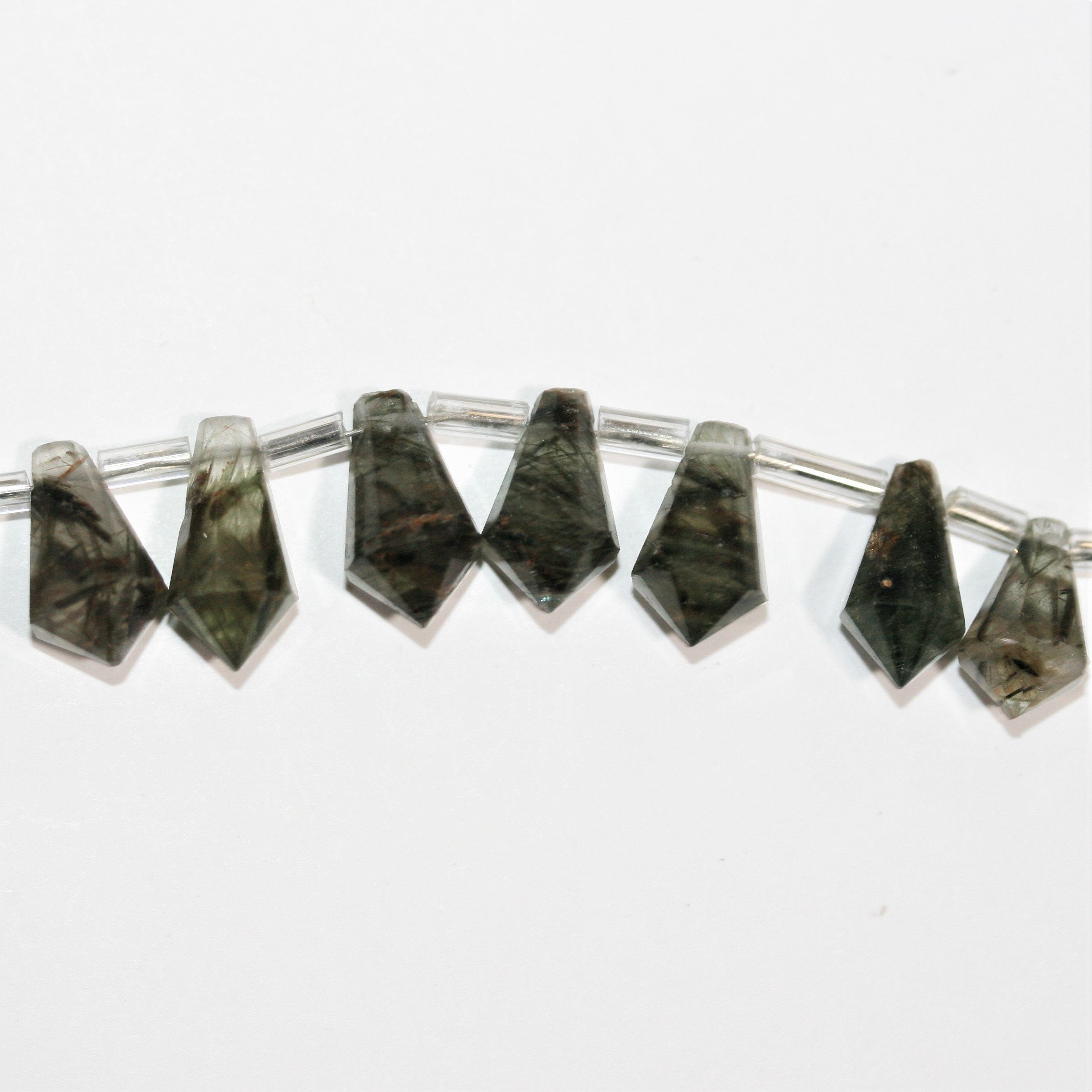 Cuentas facetadas de cuarzo turmalinado de 6" x 13 x 7 mm. Aprox. - Hilo de 15 cm.