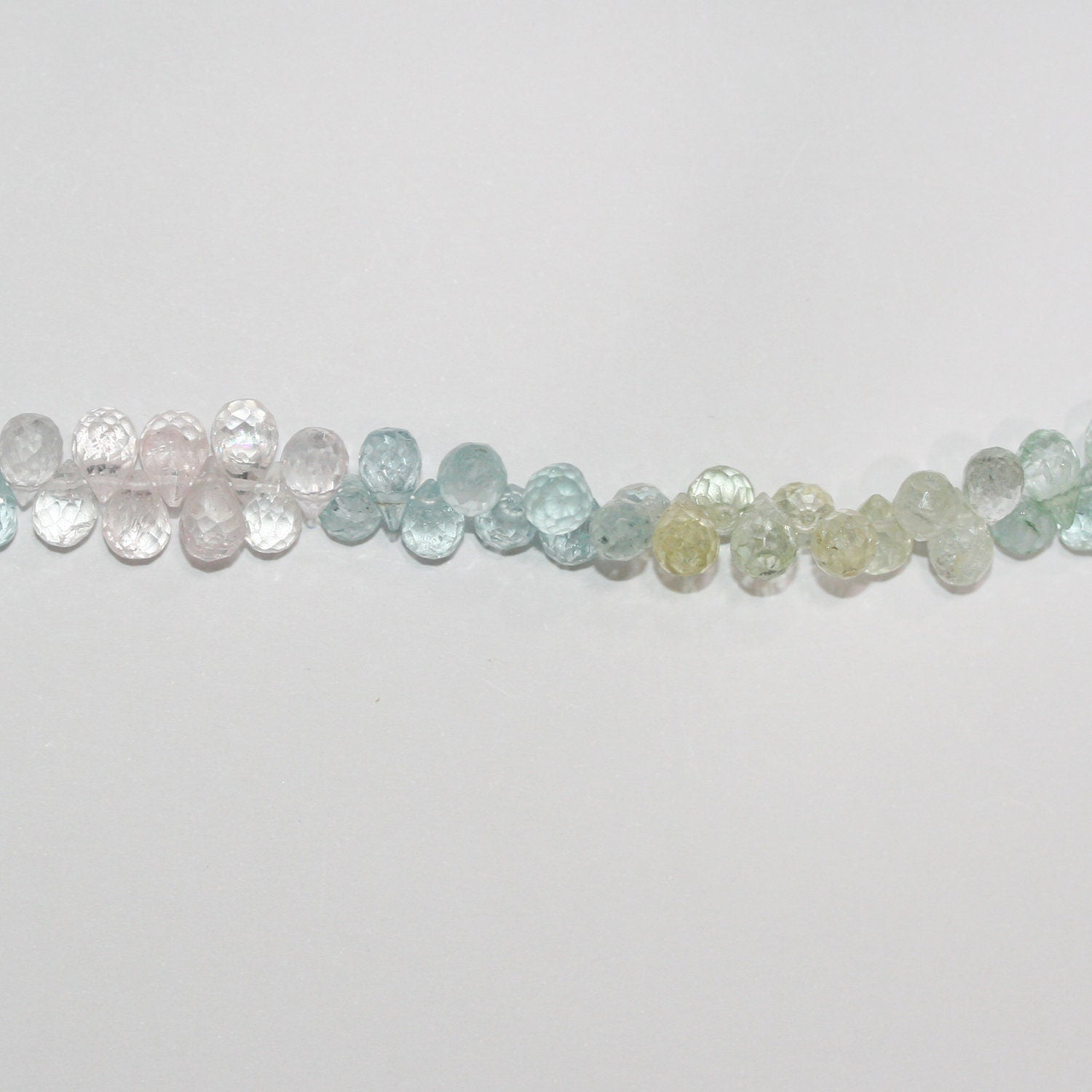 Perles en forme de goutte à facettes en multibéryl de 8 pouces, 7 x 5 mm - Fil de 20 cm.