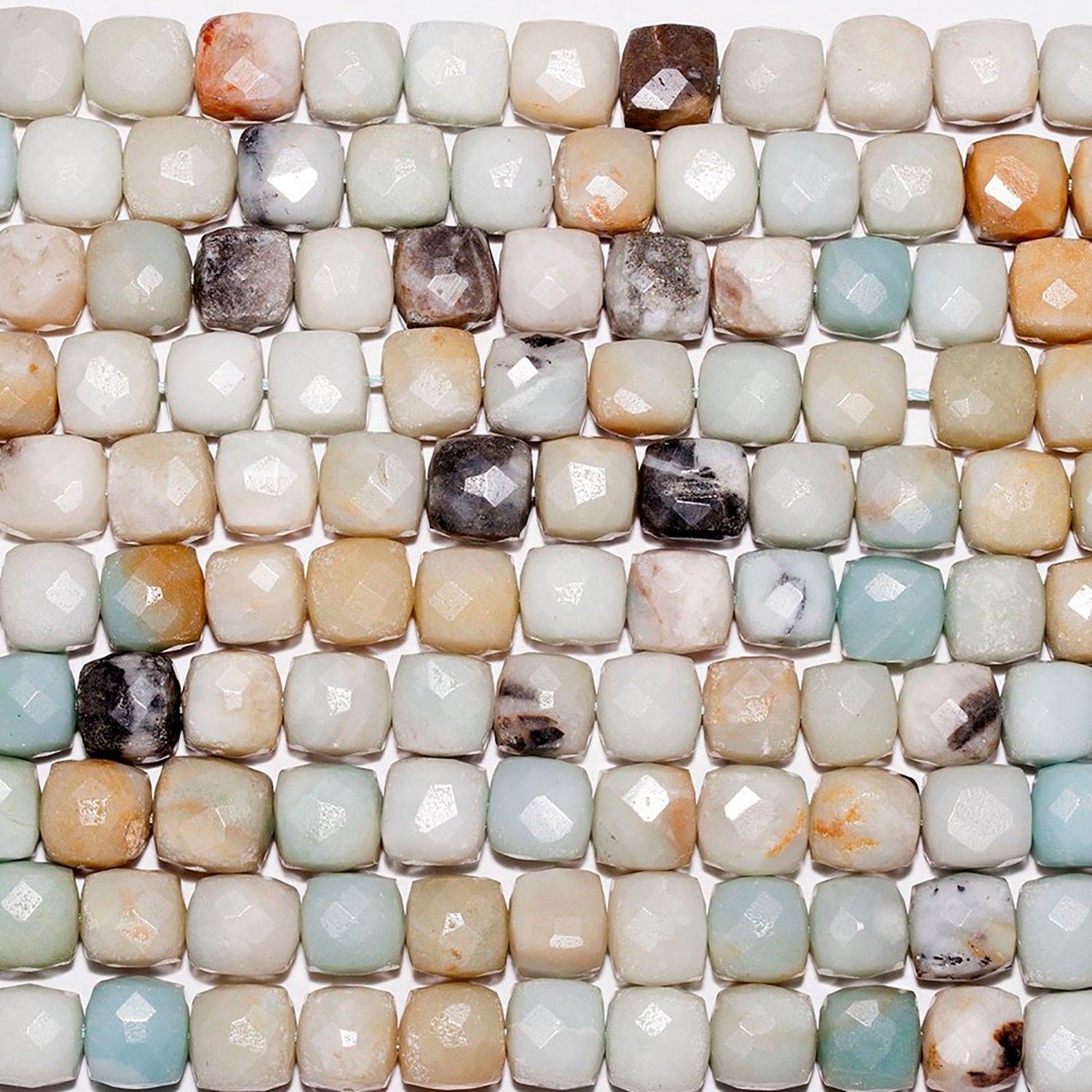 Cuentas cúbicas facetadas de amazonita de 40 cm (8-9 mm). Tira de 40 cm.