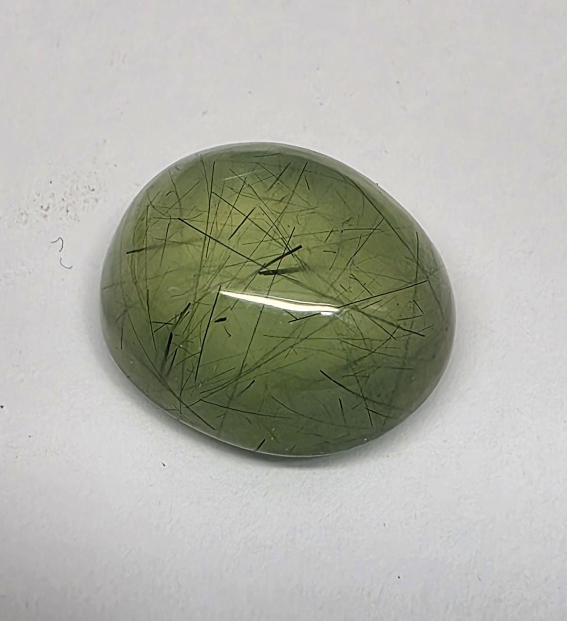 Cabujón ovalado de prehnita AAA de 16,5 x 14,6 mm y 118,5 ct (lote de vida, calidad rara)