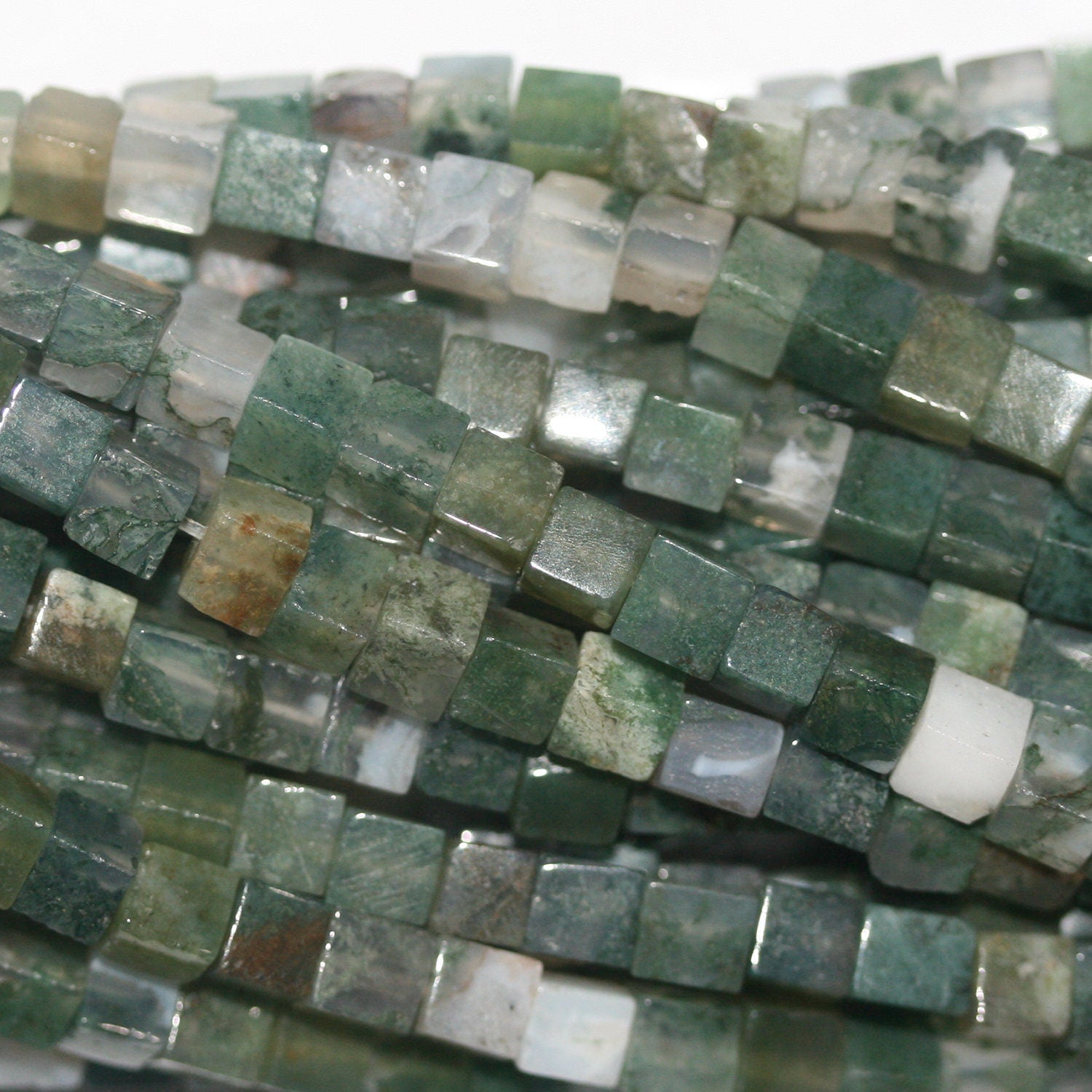 15" Perles cubiques lisses en agate mousse St 4 mm.- Brin 39 cm.