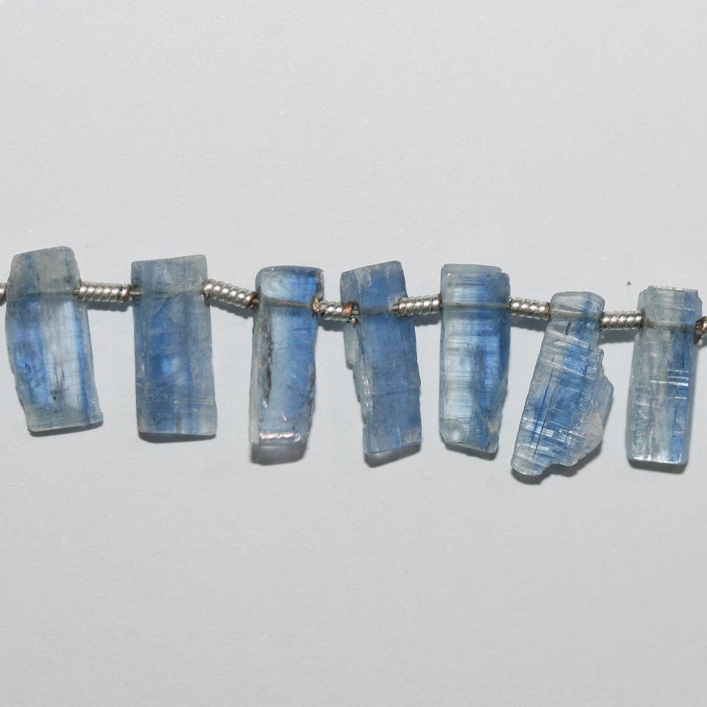 Perles plates lisses irrégulières en kyanite St de 8 pouces, 11 x 4 mm environ, longueur du brin : 20 cm.