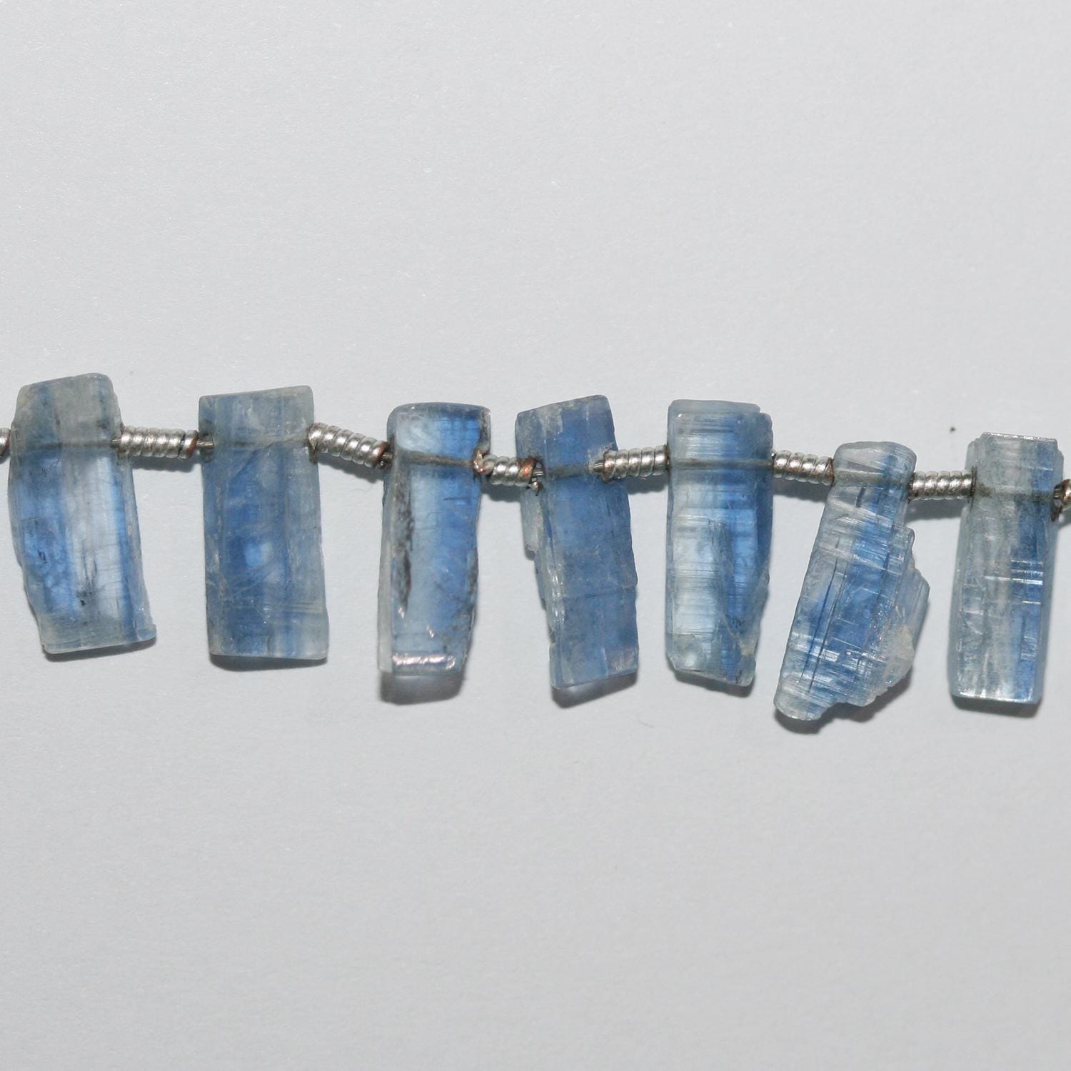 Perles plates lisses irrégulières en kyanite St de 8 pouces, 11 x 4 mm environ, longueur du brin : 20 cm.