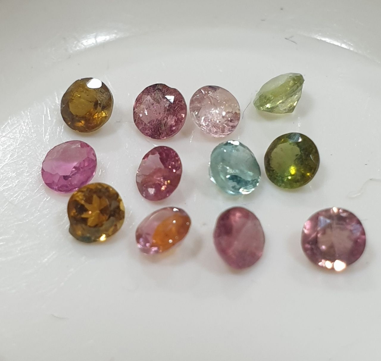 Lote de 12 turmalinas multiárea AAA de 3 mm (rosa, verde y amarillo). Gemas sin tratar de corte redondo. Proveedor de gemas al por mayor. Piedras auténticas.
