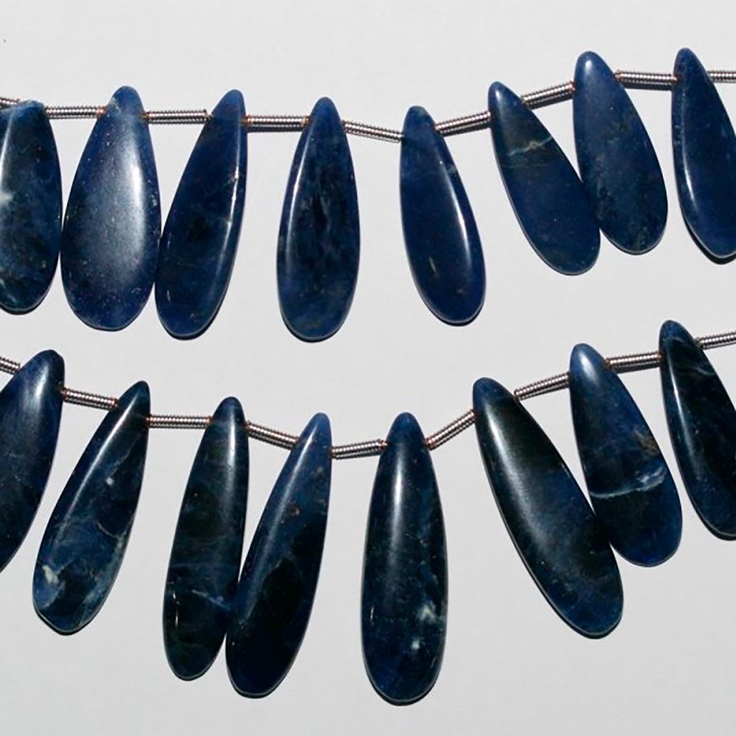 Perles en sodalite St de 20 cm (8 pouces) à facettes lisses et graduées, 18 x 7 mm à 32 x 10 mm environ. Longueur du fil : 20 cm.