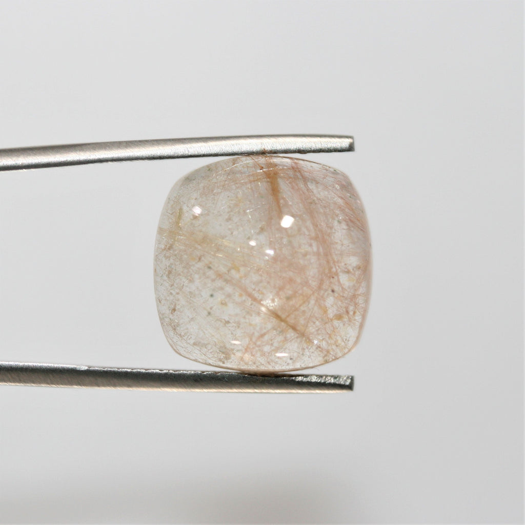 Cabochon carré lisse en quartz rutile de 15,6 mm (15,05 ct).