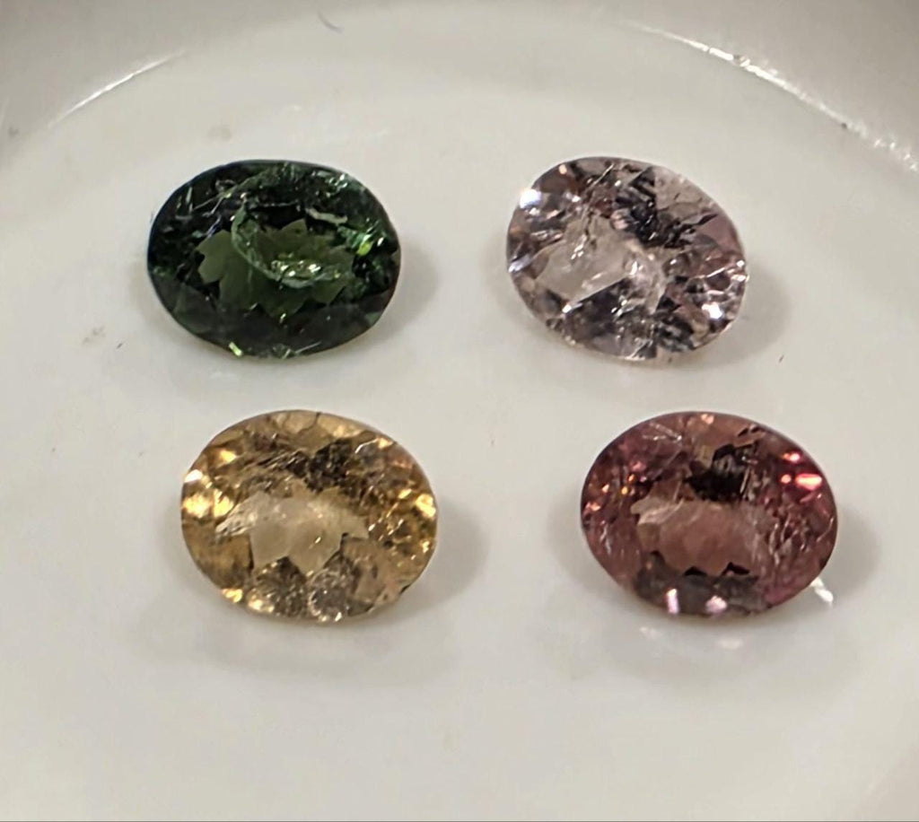 Lote de turmalina multicolor facetada ovalada de 6 x 5 mm (4 piezas) - Paquetes de piedras preciosas - Piedras sueltas precio al por mayor - Gemas naturales
