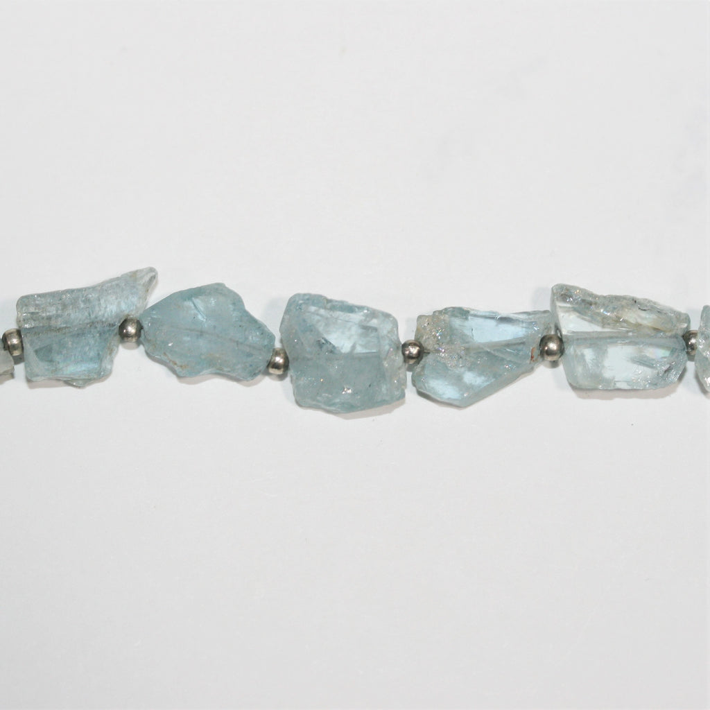 Perles plates irrégulières en aigue-marine de 8 pouces (12 x 8 mm). Longueur du fil : environ 21 cm.