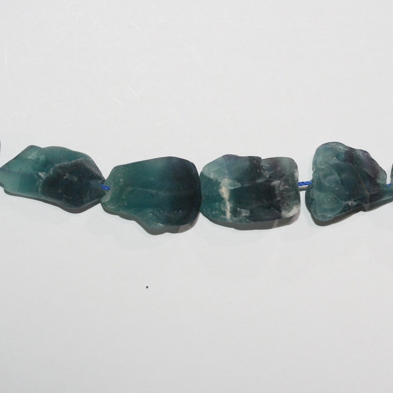 Cuentas de fluorita sin pulir de 16", 20-25 mm aprox., hilo de 40 cm.