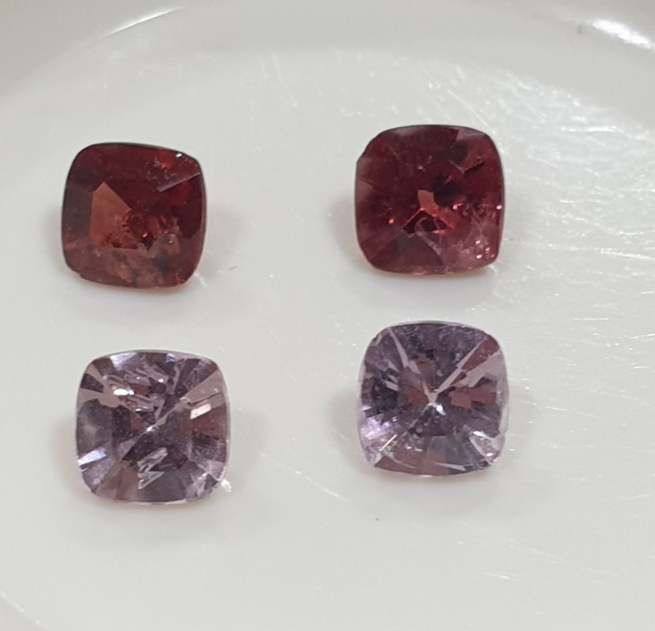 Lote de 4 espinelas multicolores facetadas cuadradas de 4,5-4 mm (1/2 pulgada) - Paquetes de piedras preciosas - Piedras sueltas al por mayor - Gemas naturales