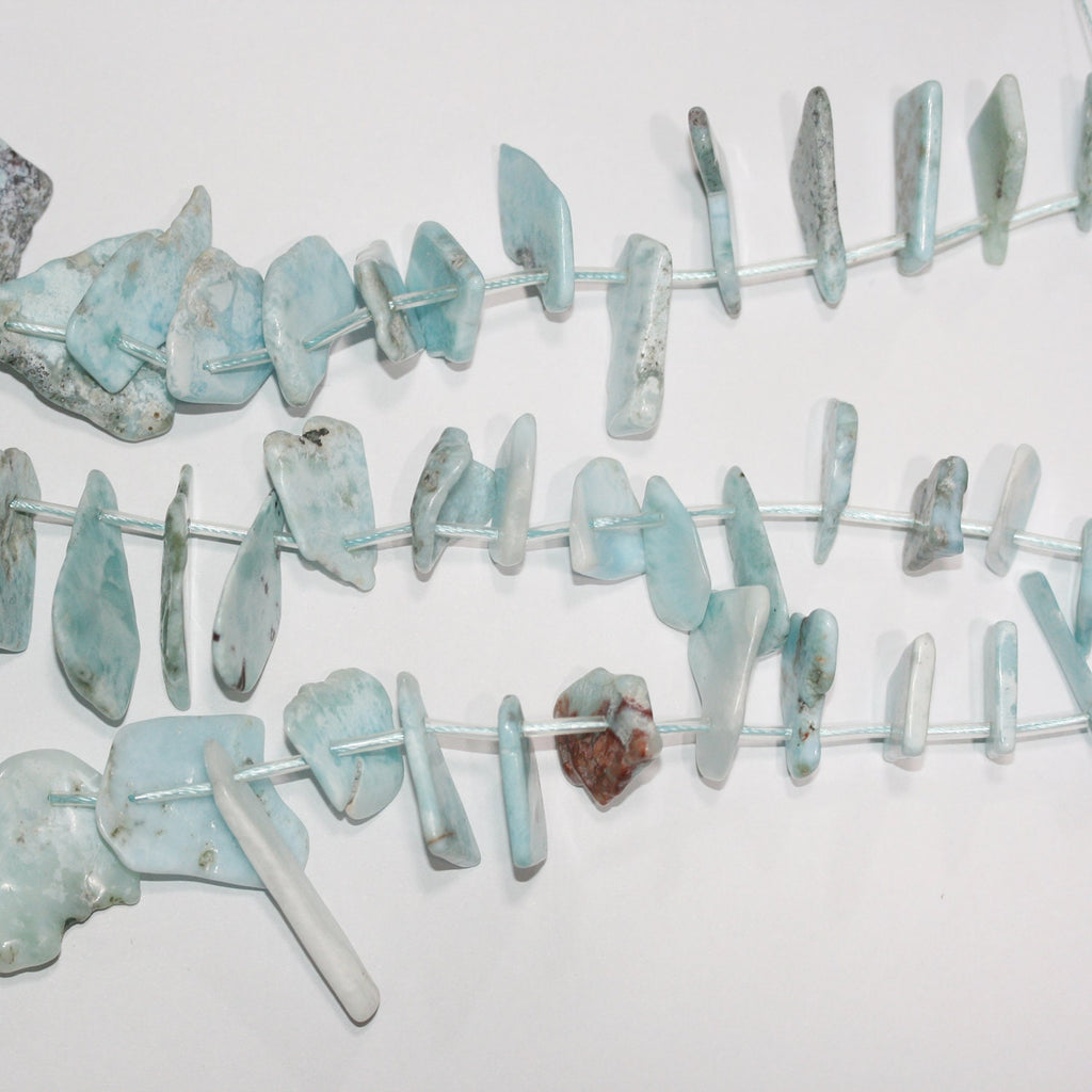 Perles de larimar St irrégulières, lisses et plates, à dégradé de 10 à 30 mm environ - Fil de 39 cm