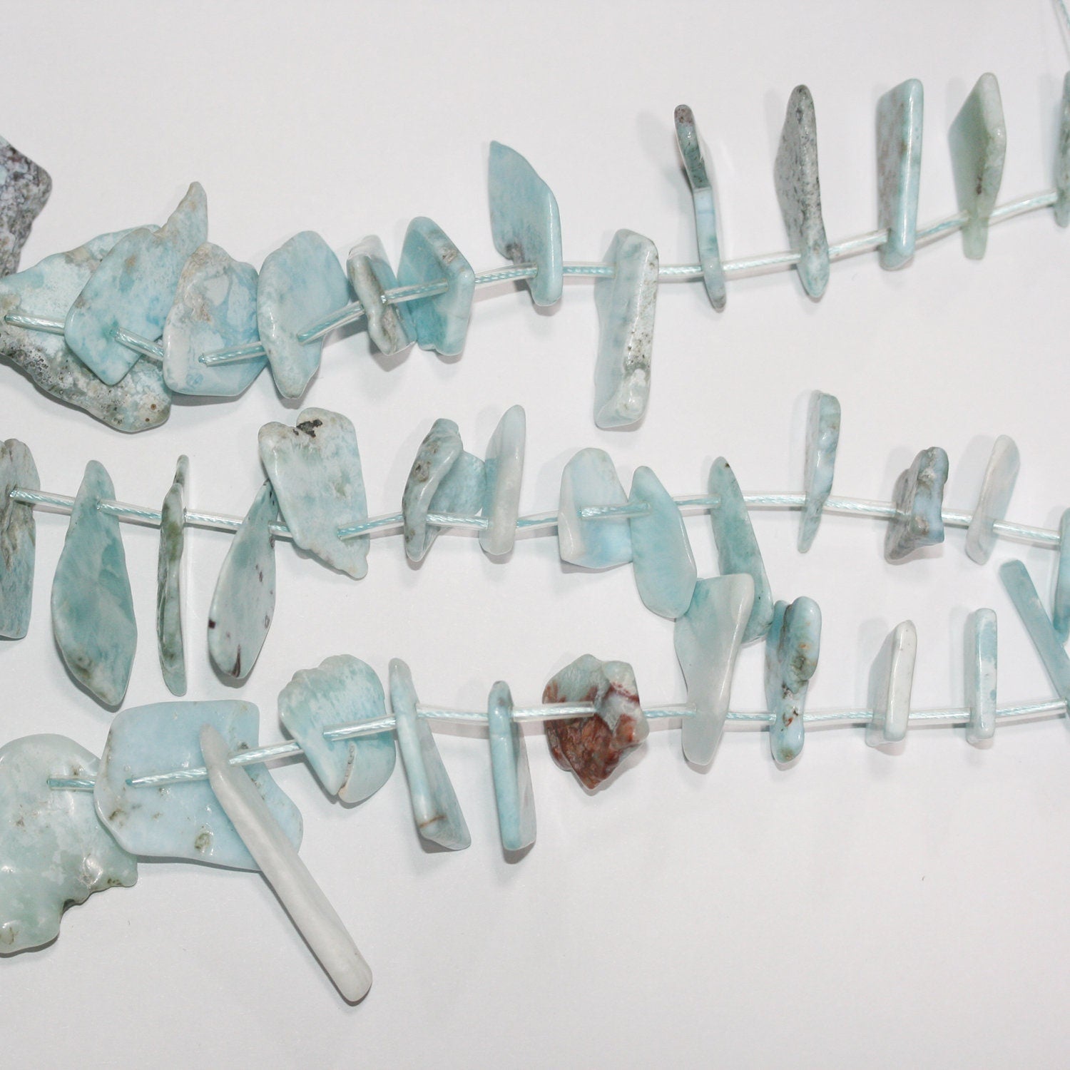 Perles de larimar St irrégulières, lisses et plates, à dégradé de 10 à 30 mm environ - Fil de 39 cm