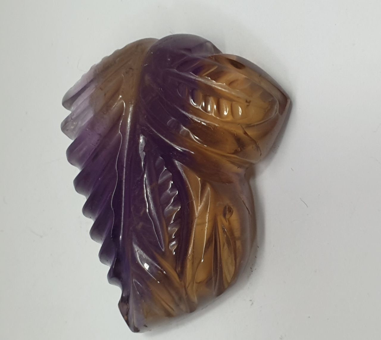 Ametrino grande de 92,5 cts. Piedra preciosa tallada en forma de hoja con parte trasera plana de 37 x 30,77 x 13 mm. Pieza única.