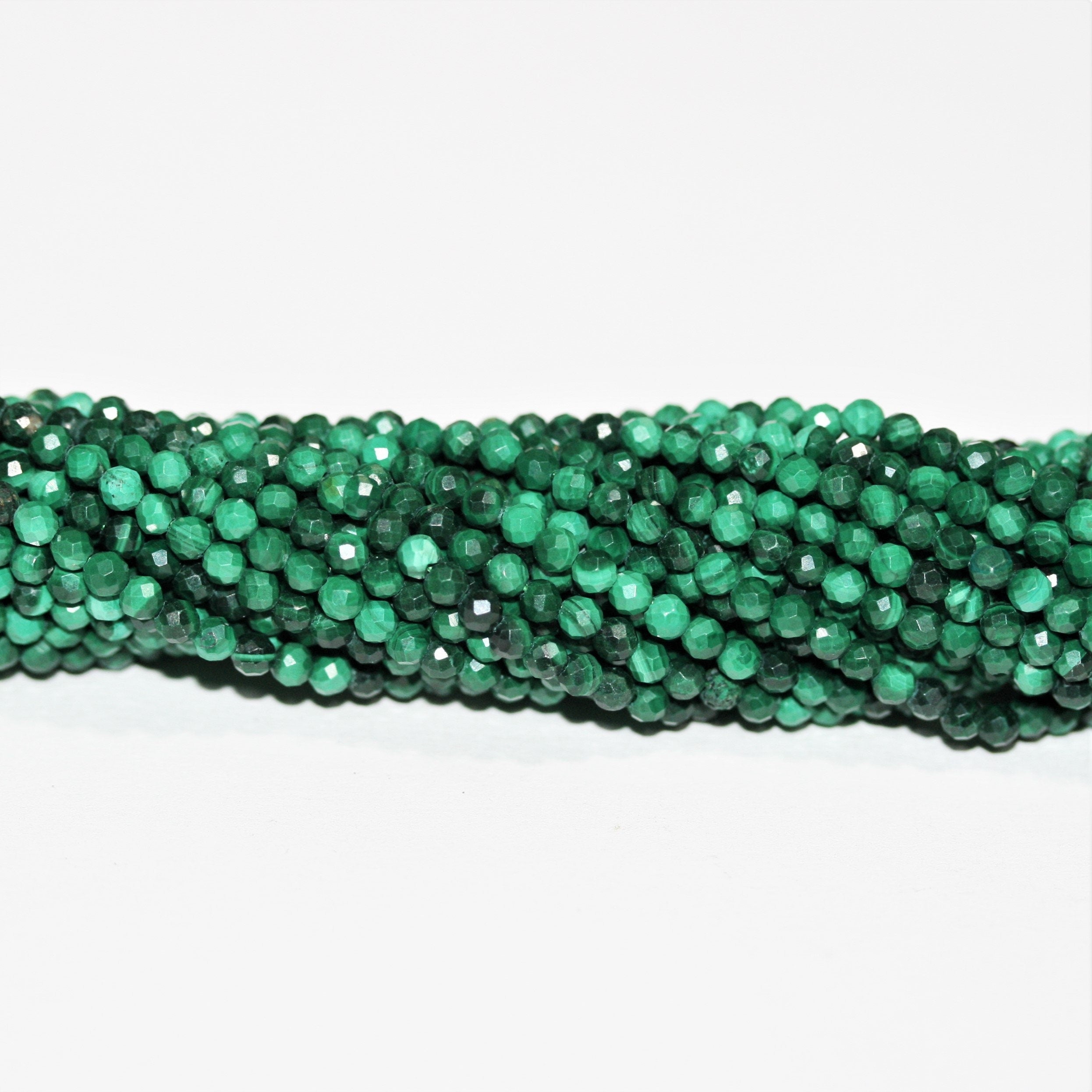 Cuentas redondas facetadas de Santa Malaquita de 16" de 2,5 mm. Hilo de 40 cm.