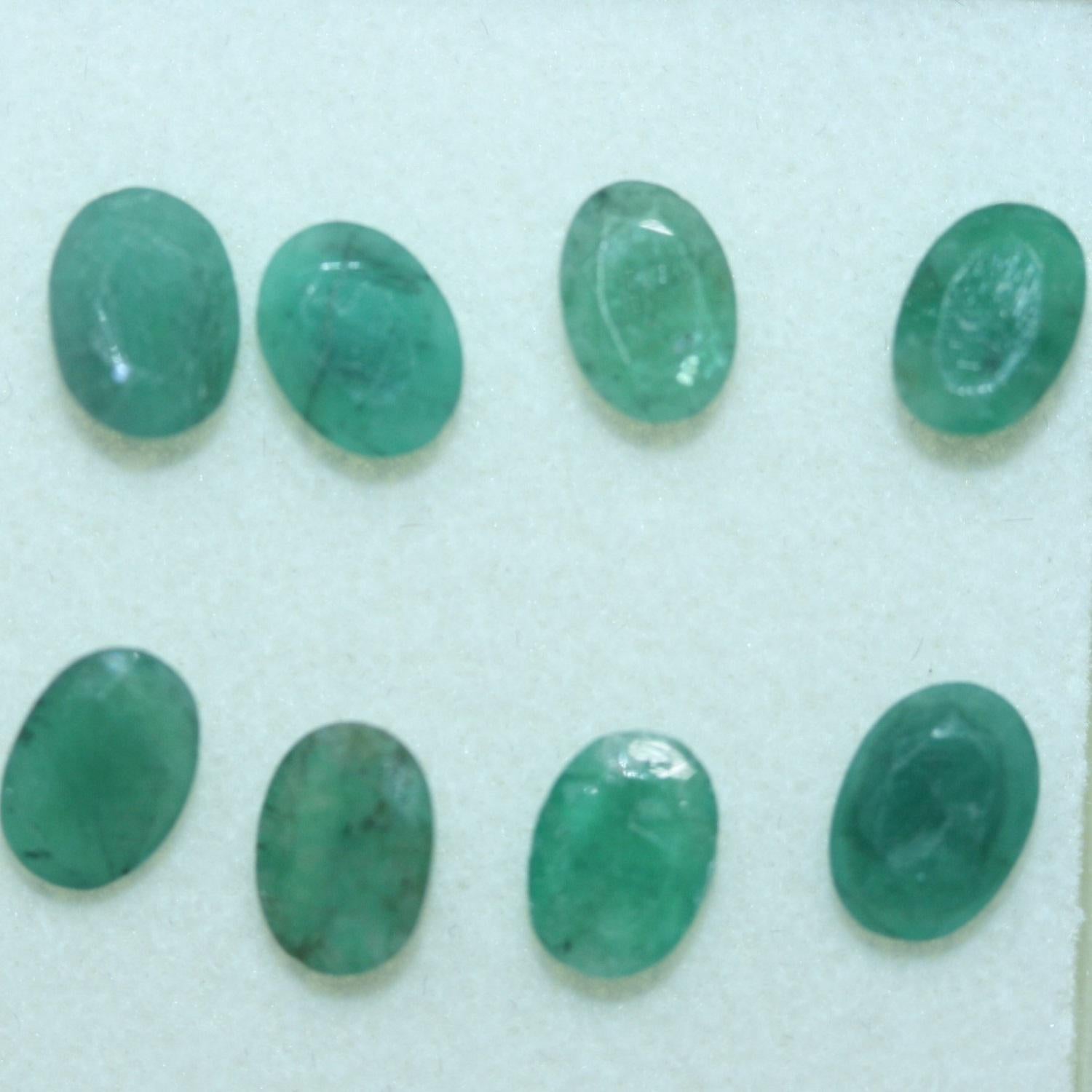 Lot de 8 émeraudes ovales à facettes 7x5mm.