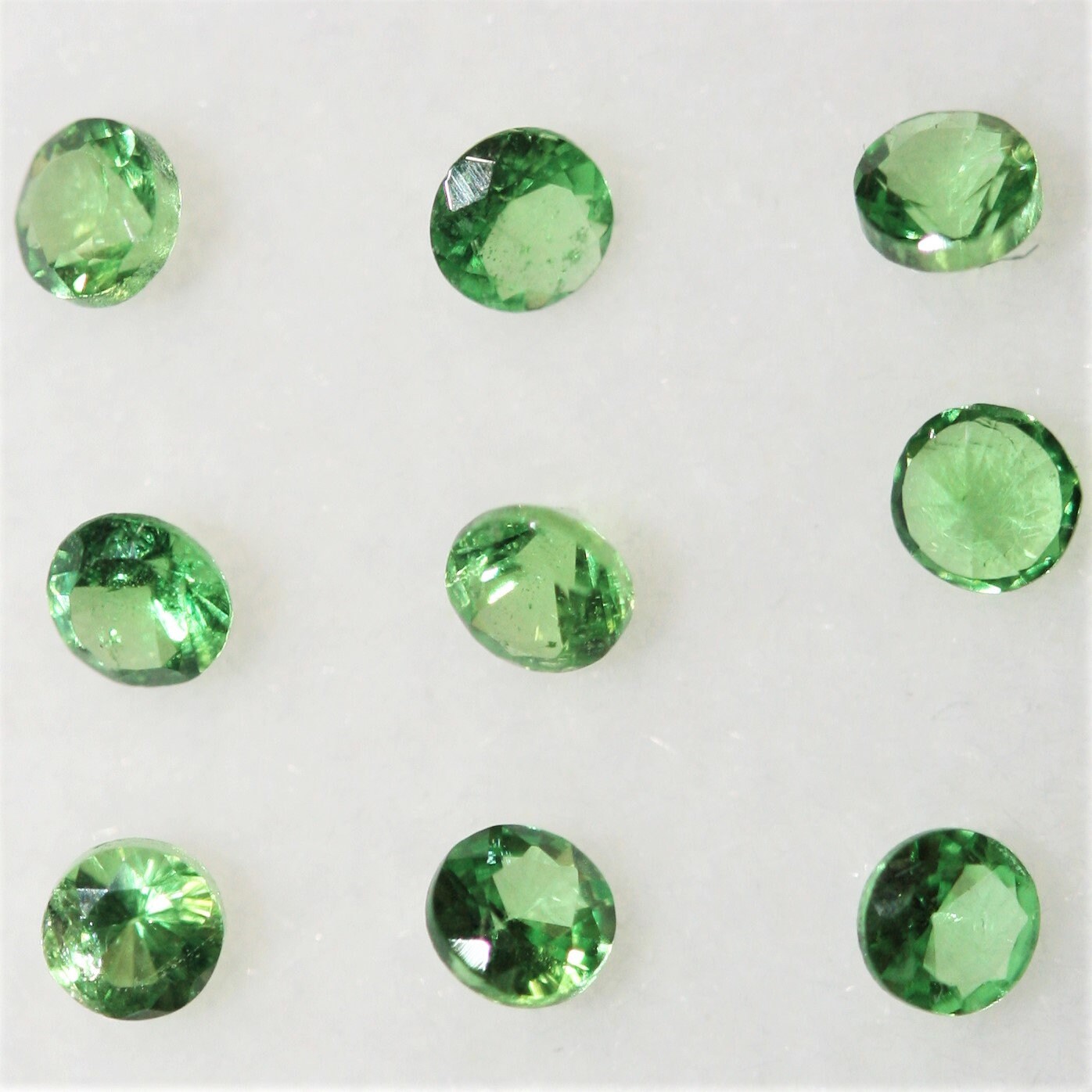 Lot de grenats tsavorites ronds à facettes de 2 à 2,2 mm (9 pièces) - Pierres précieuses en vrac - Prix de gros